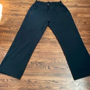 Men’s lululemon black pants with pockets size xl. Drawstring adjustable waist.